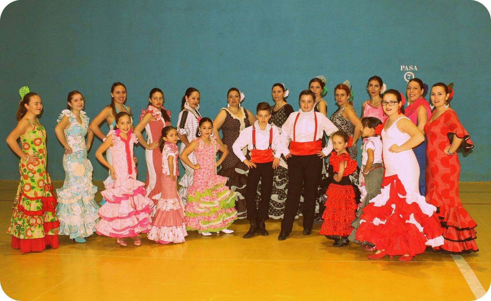 El grupo de sevillanas "Entre tacones y volantes" se da a conocer en las Redes Sociales