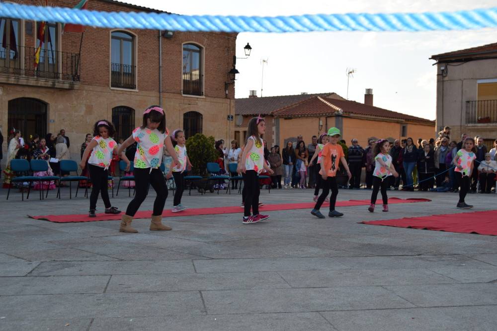 Los grupos de baile locales amenizan la tarde-noche a cantalpineses y visitantes
