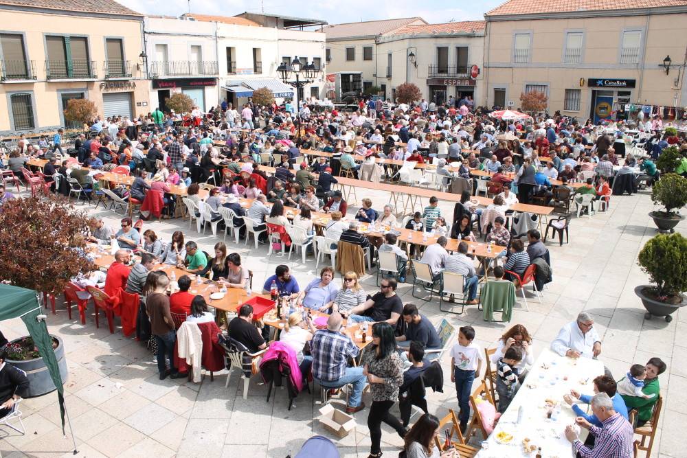 Los cantalpinenes degustan una paella popular para festejar su fiesta chica en honor a San Isidro