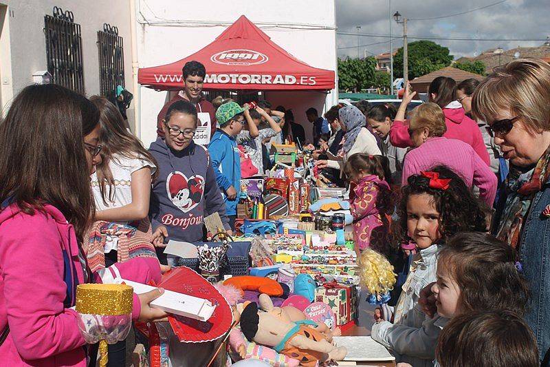 Multitudinario mercadillo solidario organizado por el C.R.A Eusebia Palomino