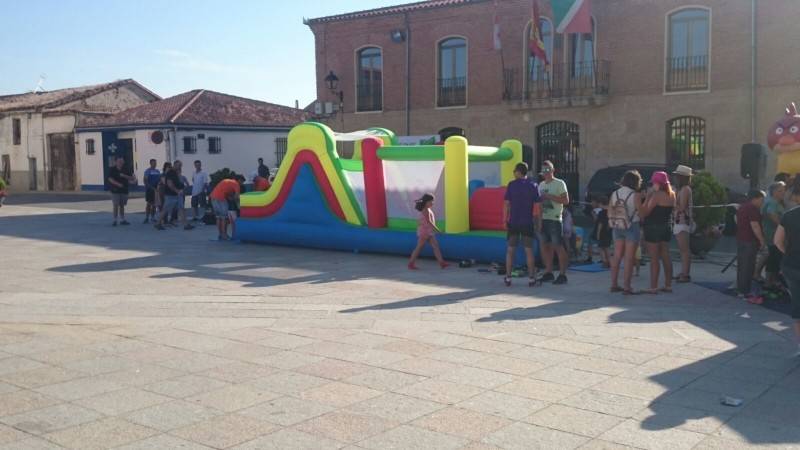 Divertida tarde de juegos en la plaza para despedir el curso