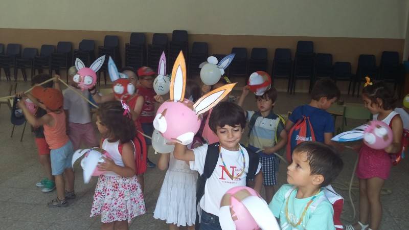 Conejitos de Pascua y Piscina en la segunda jornada del Campamento Sor Eusebia