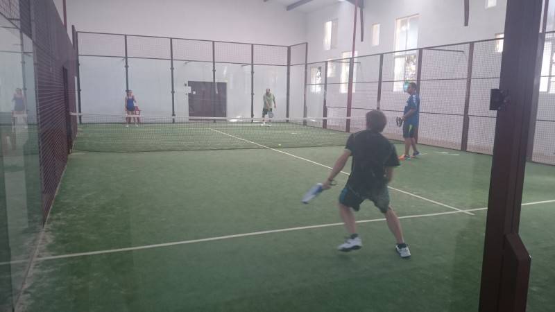 Semana tras semana un grupo de jóvenes de nuestro pueblo se traslada a Babilafuente, pueblo vecino que también pertenece a la comarca de Las Villas, para practicar el padel, deporte que se a vuelto muy popular en los últimos tiempos.