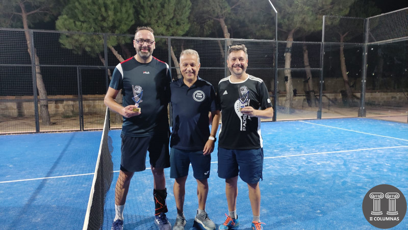 Los ganadores Alberto y Pablo junto a Jesús Martín.